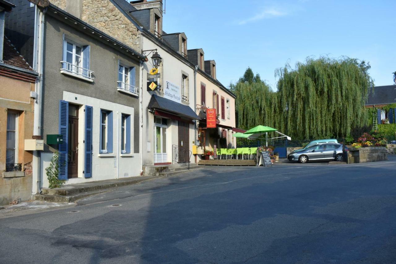 Place De La Fontaine Cheniers Esterno foto